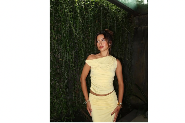 Jennifer Coppen, style jennifer coppen, inspirasi style jennifer coppen, outfit jennifer coppen, jennifer coppen lahir tahun berapa, fashion jennifer coppen, 5 Outfit Jennifer Coppen yang Chic untuk Inspirasi OOTD, 1. Preppy chic dengan cable knit, 2. Sporty casual untuk grocery shopping, 3. Casual vibe, 4. Elegan dengan one-shoulder top, 5. Sweet and playful