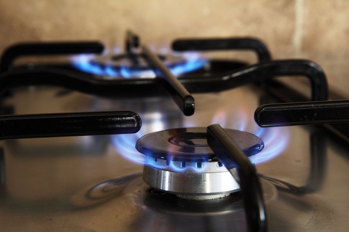 kompor, kompor gas, cara membersihkan kompor gas, perawatan kompor gas, api kompor kecil, api kompor kecil karena apa, api kompor kecil apa penyebabnya, api kecil kompor gas, penyebab api kompor kecil, cara mengatasi api kecil pada kompor gas, Api Kompor Gas Kecil? Ini Penyebab dan Cara Mengatasinya Secara Aman di Rumah, Penyebab Api Kompor Gas Menjadi Kecil, Cara Mengatasi Api Kompor Gas Kecil, Kapan Harus Memanggil Teknisi?, Tips Merawat Kompor Gas