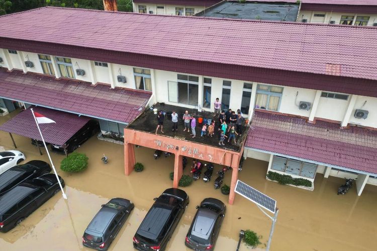 Aceh, banjir Aceh, banjir aceh, banjir bandang Aceh, banjir aceh hari ini, Banjir Sumatera Utara, update banjir Aceh, aceh kebanjiran, BERITA FOTO: Potret Duka Aceh, 30 Orang Meninggal, Sekolah Diliburkan, 30 orang meninggal, Status tanggap darurat bencana, Wilayah yang terdampak banjir Aceh, Fokus penanganan pengungsi korban banjir, Sekolah diliburkan