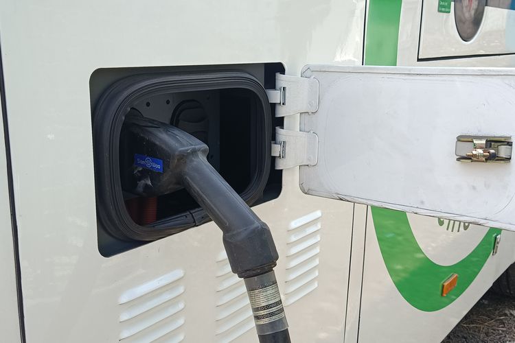 Bus listrik, PO Sumber Alam, Kalista, kenyamanan perjalanan, Pengalaman Seru Naik Bus Listrik PO Sumber Alam Bekasi-Yogyakarta, Uji Coba Bus Listrik PO Sumber Alam Tawarkan Kenyamanan Perjalanan yang Berbeda, Kenyamanan dan Suasana Hening Saat Berpergian, Pengalaman Menanjak Menuju Ajibarang, Peluang untuk Menikmati Perjalanan yang Berbeda