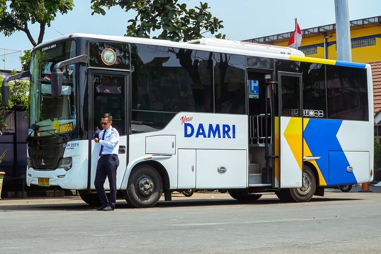 Bus DAMRI Bandara Soetta, Cara Pesan Tiket DAMRI, bus damri bandara soetta, transportasi dari bandara soekarno hatta, jadwal bus damri terbaru, rute damri ke jakarta kota, cara pesan tiket damri, Naik DAMRI ke Jakarta Kota: Rute, Jadwal, dan Tips dari Bandara Soetta, Lokasi Naik Bus DAMRI di Bandara Soetta, Tarif Bus DAMRI Bandara Soetta ke Jakarta dan Sekitarnya, Fasilitas di Bus DAMRI Bandara Soetta, Cara Pesan Tiket DAMRI 2025, Tips Naik DAMRI dari Bandara Soekarno-Hatta