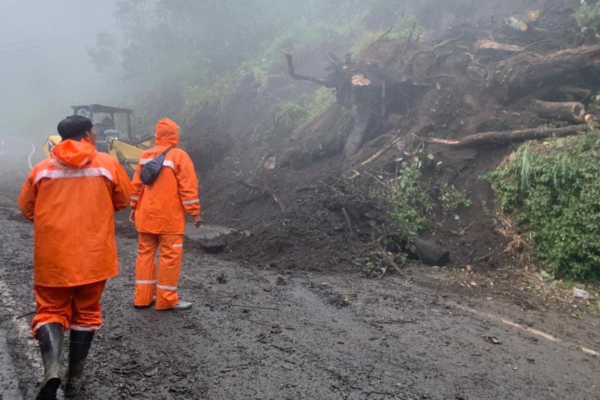 Longsor di Bromo: Terjadi di Bukit Kedaluh dan Kini Jalur Sudah Bisa Dilewati, Longsor dipicu hujan deras 15 Jam, Tiga titik longsor teridentifikasi, Dua alat berat dikerahkan, jalur bisa dilalui lagi, Wisatawan diminta tetap waspada