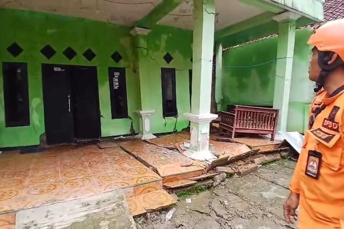 Sumedang, pergeseran tanah, Bogor, Hujan Lebat Picu Pergeseran Tanah di Sumedang, Tiga Rumah Rusak Parah