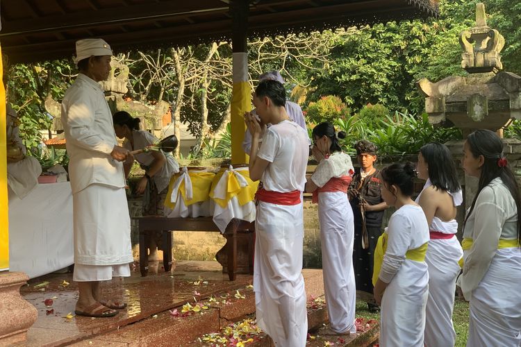 Melukat di TMII, BERITA FOTO: Ritual Melukat Bali di Taman Mini Indonesia Indah Jakarta