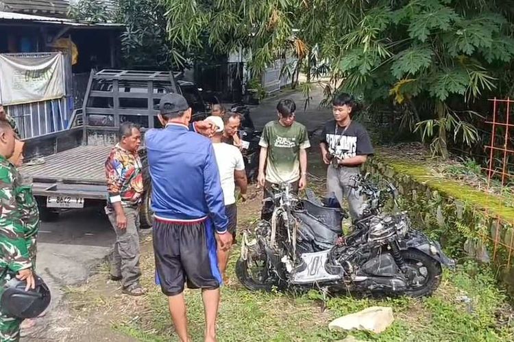 Banjir Rendam Wilayah Kantor Pemda, Permukiman hingga Supermarket di Cirebon, Bagaimana kondisi banjir di Kota Cirebon saat hujan deras melanda?, Wilayah mana saja yang terdampak genangan air?, Apa penyebab banjir di Kota Cirebon?, Bagaimana kondisi banjir di Kabupaten Cirebon?, Apa dampak banjir di Kecamatan Sumber?