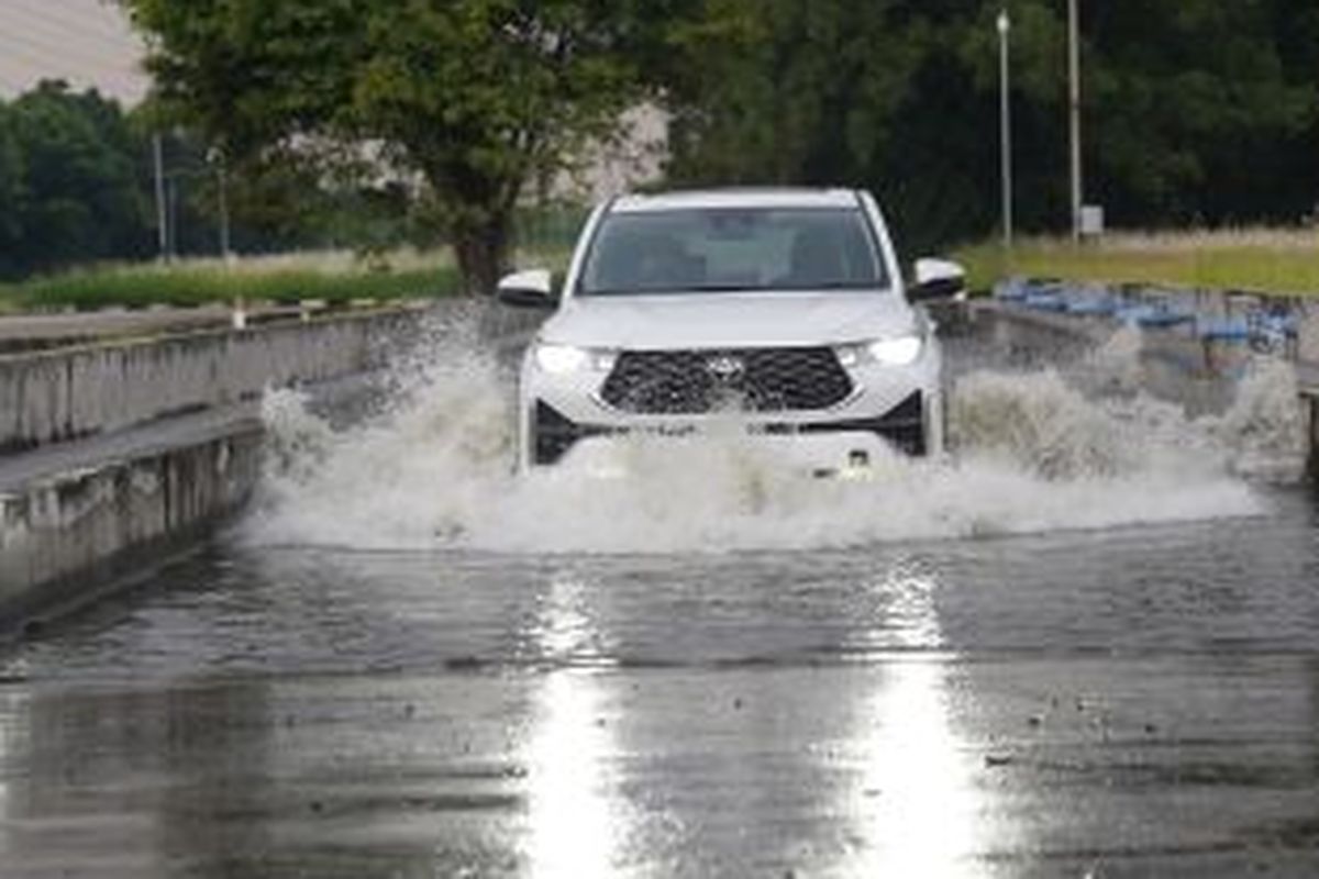 mobil hybrid, ketahanan mobil hybrid, Seberapa Aman Mobil Hybrid Melewati Banjir?