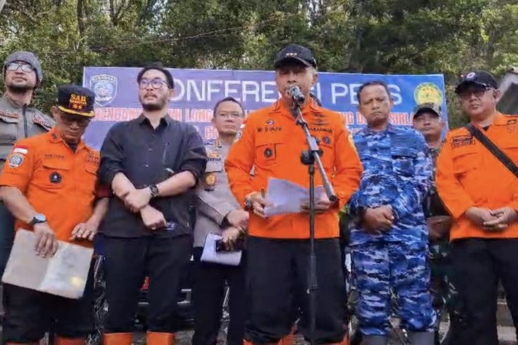 tim SAR, Longsor Pasirlangu Cisarua: 60 Jenazah Dievakuasi, 44 Korban Teridentifikasi, 20 Orang Masih Dicari Tim SAR, Bagaimana hasil operasi SAR pada hari ketujuh?, Berapa jenazah yang sudah berhasil diidentifikasi?, Mengapa data korban terus mengalami perubahan?, Bagaimana tantangan yang dihadapi tim SAR?