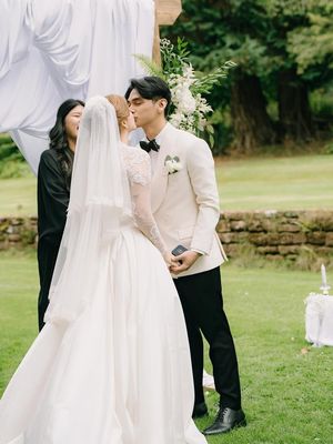 Cassandra Lee, Ryuken Lie, vow renewal, 7 Style Cassandra Lee dan Ryuken Lie Saat Vow Renewal di Inggris, Anggun nan Elegan, 2. Siluet gaun yang sederhana namun elegan, 3. Tatanan rambut bergaya natural updo, 4. Makeup natural glowing  , 5. Aksesori minimalis, 6. Bouquet bunga bernuansa putih, pink, dan hijau, 7. Tampil serasi dengan Ryuken