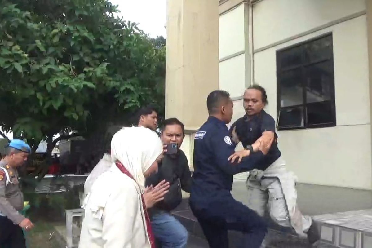 Wartawan, anggota dpr, Jambi, Kronologi Wartawan Dihalangi Polisi Saat Liput Kunjungan DPR RI di Jambi, Wartawan Dihalangi Saat Ingin Wawancara, AJI Soroti Insiden Lain yang Ancam Jurnalis, Sikap AJI Jambi, Permintaan Maaf dari Polda Jambi