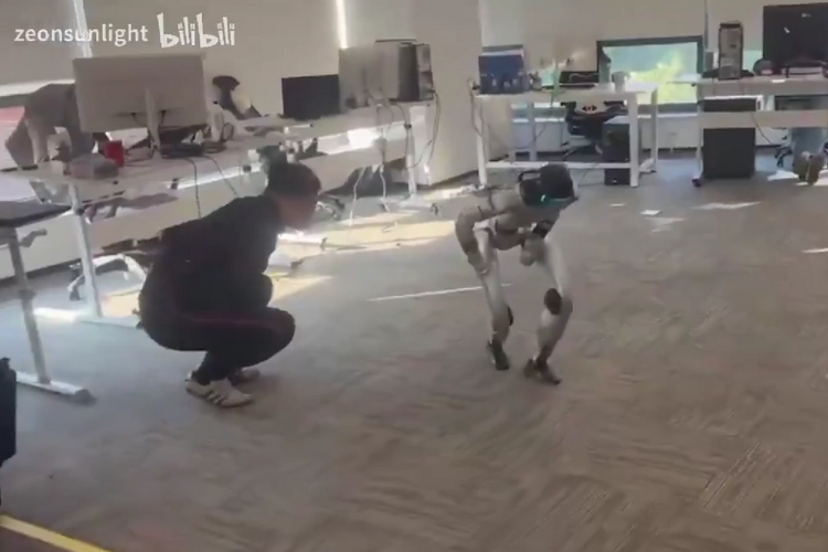 robot, Unitree, robot humanoid, Aksi Viral Robot Humanoid Salah Tendang Instruktur, Lalu Ikut 