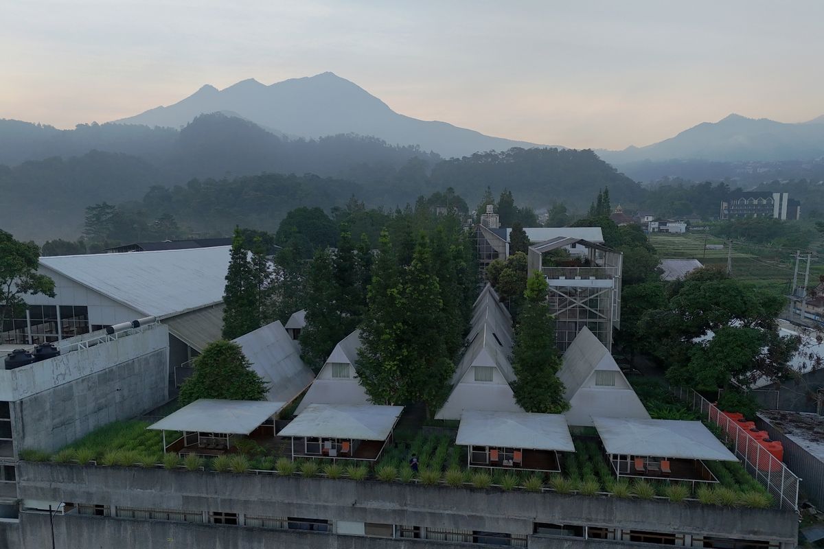 Rumah Atsiri, Glamping di Tawangmangu Ini Tawarkan Aktivitas Menarik, Jangan Cuma Tidur, Jelajah Museum Rumah Atsiri, Ikut workshop bikin parfum, Javanese wellness di Atsiri Jawa, Jalan-jalan santai di perdesaan sekitar Rumah Atsiri