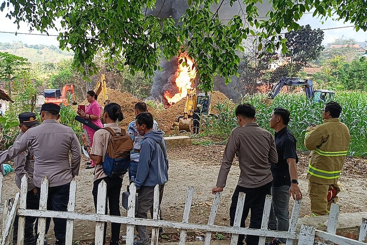 Blora, sumur minyak, Sumur minyak di Blora dipasang garis polisi, Sumur minyak di Blora, sumur minyak blora terbakar, sumur minyak blora, Ledakan Sumur Minyak Ilegal di Blora Terjadi Saat Pengeboran, Ibu dan Balita Kritis