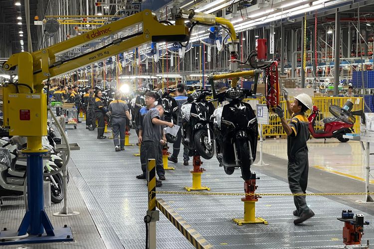 Industri 4.0, Intip Produksi Motor VinFast: Robot Otomatis &amp; Teknologi Canggih, Proses di Bengkel Bodi, Tahap Pengecatan, Lini Perakitan Umum dan Inspeksi, Kapasitas Produksi dan Target Global
