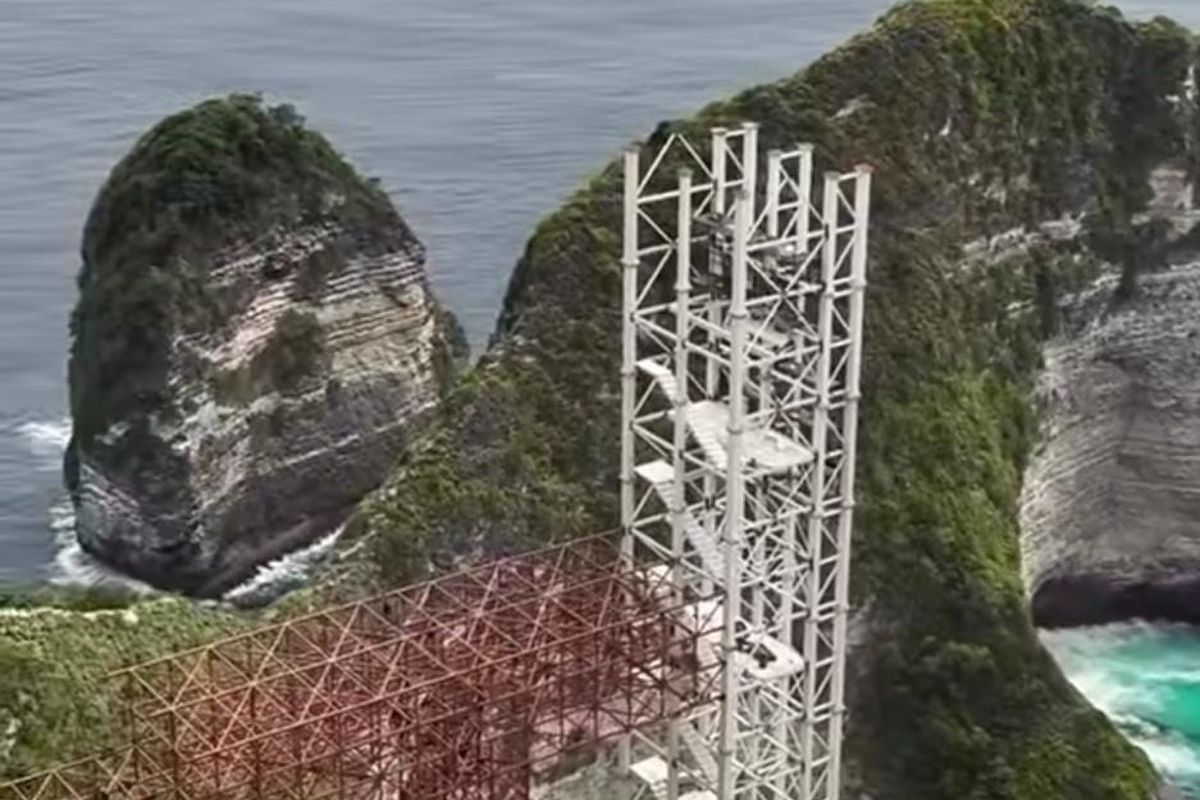 nusa penida, Kelingking Beach, lift di kelingking beach, Pembangunan Lift di Kelingking Beach Tuai Kontroversi, Dinilai Ganggu Keindahan Alam