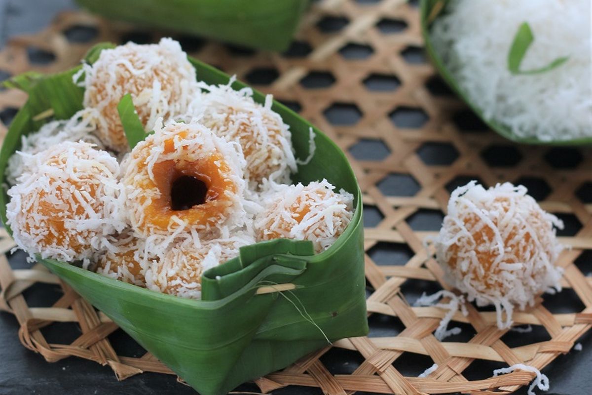 resep klepon tanpa tepung ketan, jajanan sehat untuk diet, camilan kenyal tanpa tepung, klepon tabur keju, Resep Klepon Tanpa Tepung Ketan, Teruji Tetap Kenyal dan Tidak Bocor