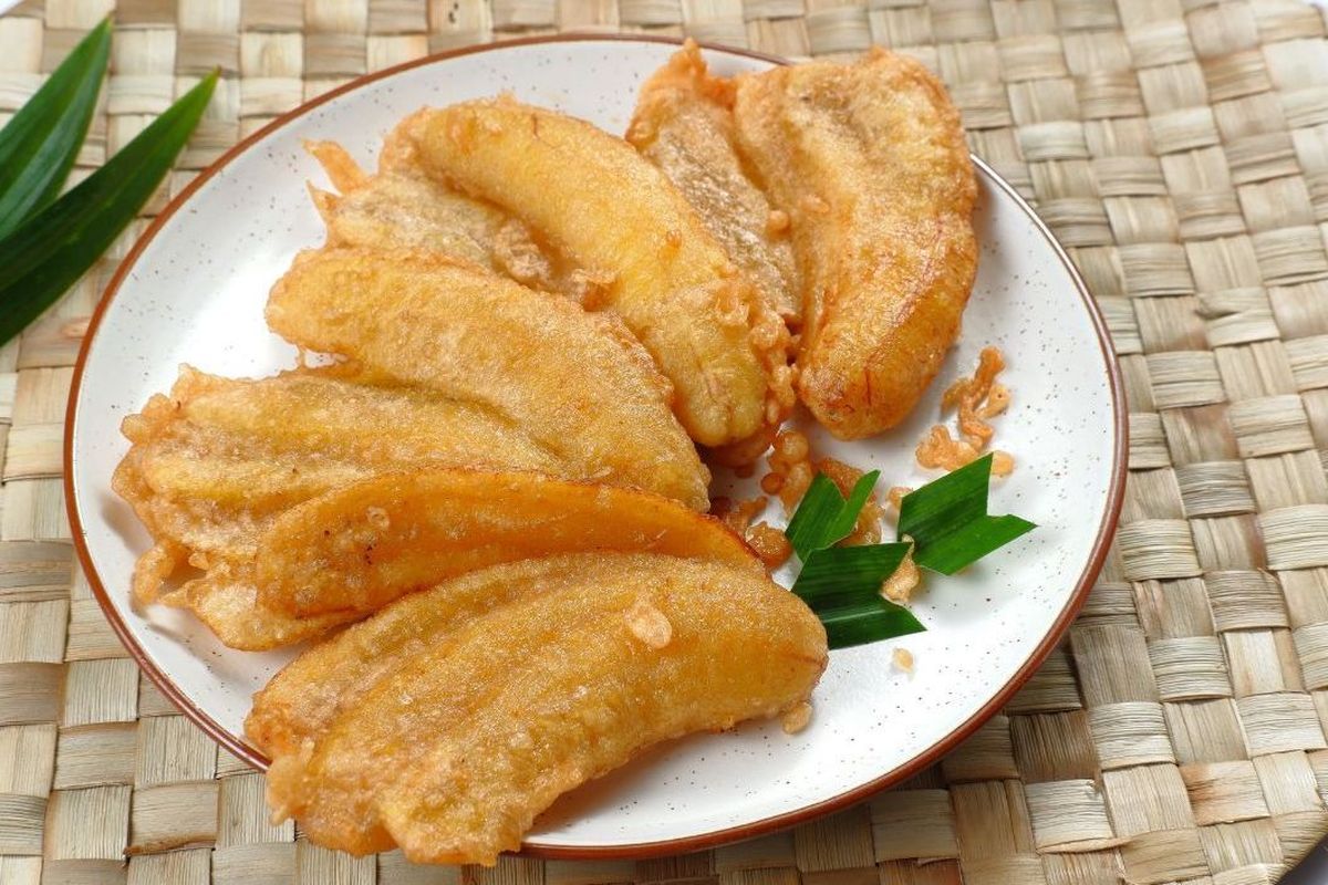 pisang goreng, 4 Kesalahan Ini Bikin Pisang Goreng Berminyak, Hindari!, 1. Menggoreng saat minyak belum panas, 2. Menggunakan api terlalu kecil, 3. Menumpuk pisang goreng saat ditiriskan, 4. Tidak mengganti tisu penyerap minyak
