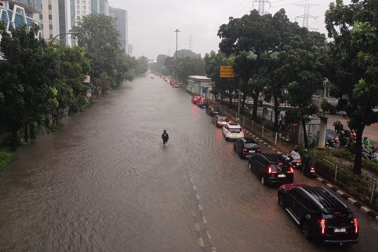 rute alternatif, keselamatan berkendara, Perawatan motor, Banjir Jakarta, Panduan Berkendara Motor di Genangan Air
