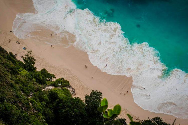 Bali, Klungkung, pantai kelingking, Pantai Kelingking Bali, klungkung bali, lift kaca, lift kaca pantai kelingking, Lift Pantai Kelingking, lift di pantai kelingking, lift kaca Nusa Penida, proyek lift kaca Bali, ikon wisata Nusa Penida, Lift Kaca di Pantai Kelingking Nusa Penida Tuai Protes, Proyek Rp 200 Miliar Dihentikan Sementara, Proyek Sudah Miliki Izin, Tapi Belum Jelas Pemiliknya, DPRD Bali Surati Bupati Klungkung, Minta Pembangunan Dihentikan Jika Ada Pelanggaran, Proyek Swasta di Lahan Adat, DPR dan Aktivis Lingkungan: “Jangan Rusak Sempadan Alam”, Pembangunan Lift Kaca Dihentikan Sementara