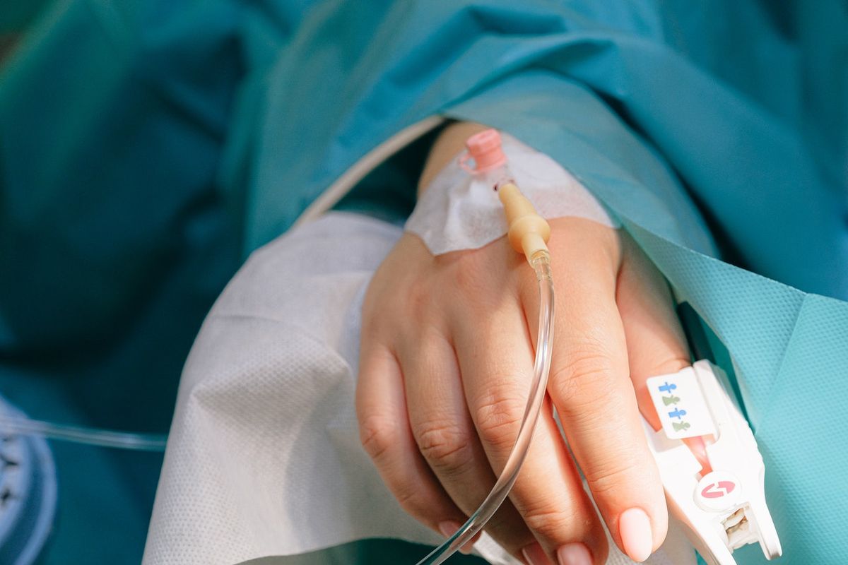 IV drip, IV Drip Vs Suplemen, Mana Lebih Baik untuk Kesehatan Tubuh? Ini Penjelasan Dokter, Perbedaan Cara Kerja di Dalam Tubuh, Efek Cepat Vs Manfaat Jangka Panjang, Tidak Saling Menggantikan, Tetap Perlu Disesuaikan dengan Kondisi Tubuh