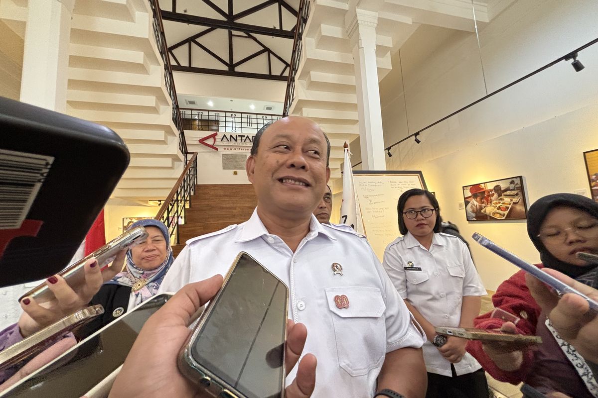 Makan Bergizi Gratis, MBG dihentikan, Kepala BGN Dadan Hindayana, mbg dihentikan sementara, moratorium mbg, BGN Tegaskan Program MBG Tetap Jalan, Meski Desakan Moratorium Kian Menguat: Kecuali Satu Hal, Siapa Saja yang Mendesak Moratorium Program MBG?, Apa Pandangan Lembaga Pemantau Pendidikan?, Bagaimana Tanggapan Lembaga Antikorupsi?, Apa Sikap KPAI terhadap Program MBG?