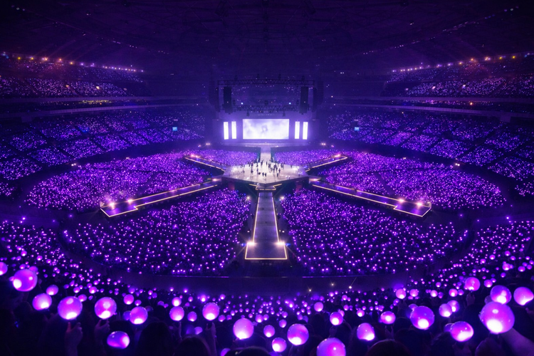 konser, ChatGPT, konser BTS, world tour BTS, Army Penasaran Panggung 360 Derajat Konser BTS, Saya Minta ChatGPT Buat Fotonya