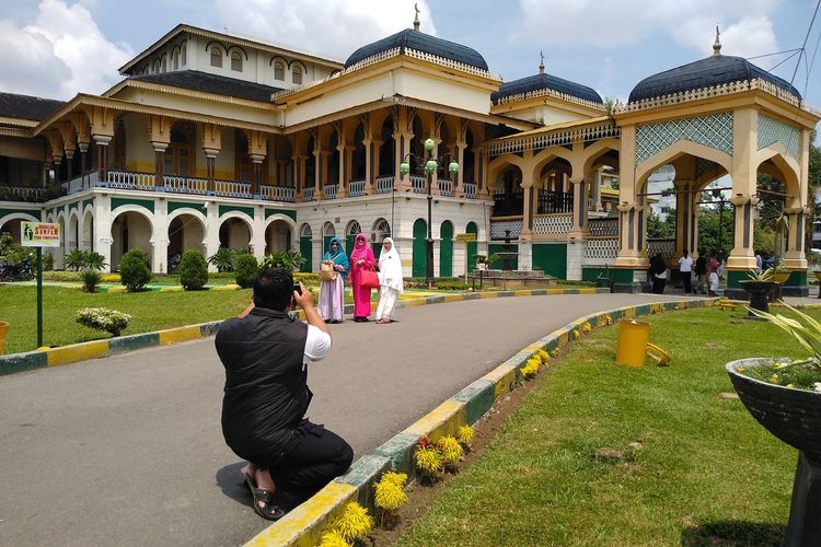 Medan, Batak, Sumatera Utara, Sejarah Perkebunan Sumatera Timur, Medan Sebagai Kota Multikultural, Subsuku dalam Suku Batak, Medan dan Batak, Apakah Sama? Ini Fakta dan Sejarahnya , Sejarah Perkebunan Sumatera Timur, Politik Pintu Terbuka dan Arus Migrasi, Tenaga Kerja dari Luar dan Dalam Negeri, Medan Sebagai Kota Multikultural, Asal Usul Nenek Moyang Suku Batak, Subsuku dalam Suku Batak