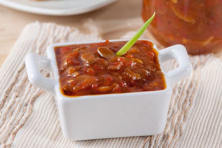 tips bikin sambal enak, tips bikin sambal bawang, tips bikin sambal geprek, resep sambal rumahan, Tips Bikin Sambal Anti Basi, 7 Tips Bikin Sambal Tidak Basi, Awet Disimpan hingga 3 Bulan, 1. Pastikan Bahan dan Alat dalam Kondisi Bersih, 2. Sangrai atau Goreng Bahan Sambal Terlebih Dahulu, 3. Tumis Sambal hingga Mengeluarkan Minyak, 4. Pastikan Sambal Benar-Benar Matang, 5. Diamkan hingga Suhu Ruang Sebelum Disimpan, 6. Gunakan Wadah dan Sendok yang Steril, 7. Simpan di Kulkas atau Freezer