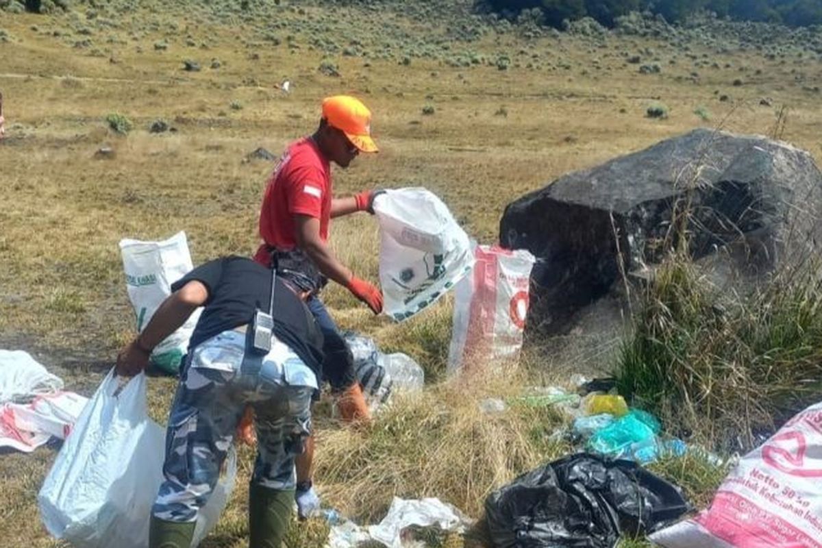 sampah di gunung gede pangrango, operasi bersih sampah di gunung gede pangrango, sanksi buang sampah di gunung gede pangrango, aturan membuang sampah di gunung gede pangrango, Operasi Bersih Sampah 2,4 Ton di Gunung Gede Pangrango, Didominasi Plastik