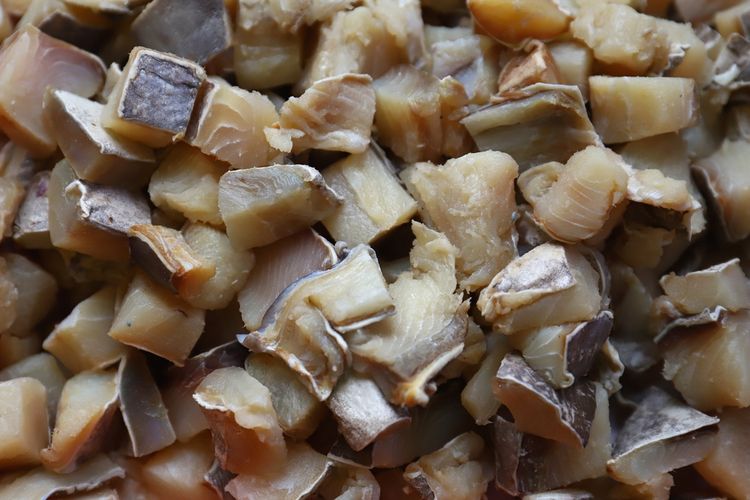 cara masak ikan asin, cara masak ikan asin biar tidak asin, ikan asin tidak terlalu asin, tips memasak ikan asin, resep ikan asin, Trik Masak Ikan Asin, Tak Terlalu Asin dan Tetap Gurih, Cukup 1 Langkah, 1. Pilih Ikan Asin yang Segar, 2. Cuci Ikan Asin dengan Benar, 3. Rendam Ikan Asin dalam Air Panas, 4. Lumuri dengan Air Jeruk Nipis untuk Hilangkan Bau Amis, 5. Tiriskan Ikan Asin dengan Benar, 6. Lapisi Tepung Tipis untuk Hasil Lebih Renyah, 7. Goreng dengan Minyak Banyak dan Panas Stabil, 8. Tiriskan dengan Baik Setelah Digoreng