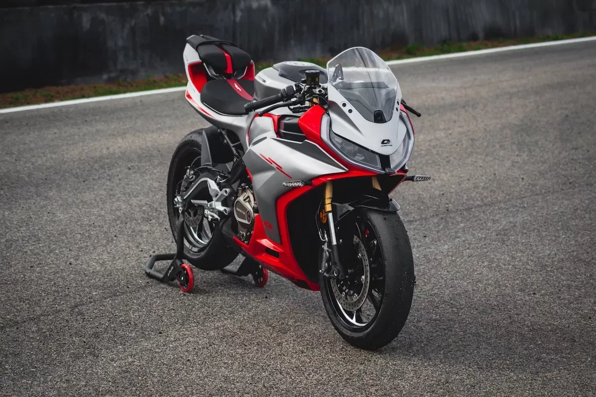 supersport, QJMotor, Motor Supersport QJMotor SRK 421 RR, Pesaing Berat Kawasaki ZX-4RR