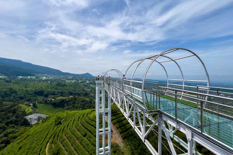 Kemuning Sky Hills, jembatan kaca terpanjang di Jawa Tengah, Wisata Akhir Tahun, Sensasi Mendebarkan di Jembatan Kaca Kemuning Sky Hills