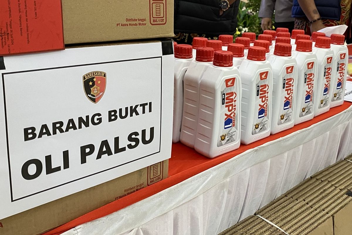 Jayan Sentanuhady, oli asli, Oli asli, kendaraan optimal, tips memilih oli, Panduan Praktis Membedakan Oli Palsu dan Asli, Harga Merupakan Indikator Penting, Periksa Kemasan dan Label Sebelum Membeli, Cek Segel dan Tutup Botol, Analisis Tekstur dan Warna Oli, Aroma Dapat Menjadi Petunjuk, Lakukan Tes Sederhana, Pentingnya Membeli dari Toko Terpercaya, Manfaatkan Teknologi untuk Memastikan Keaslian