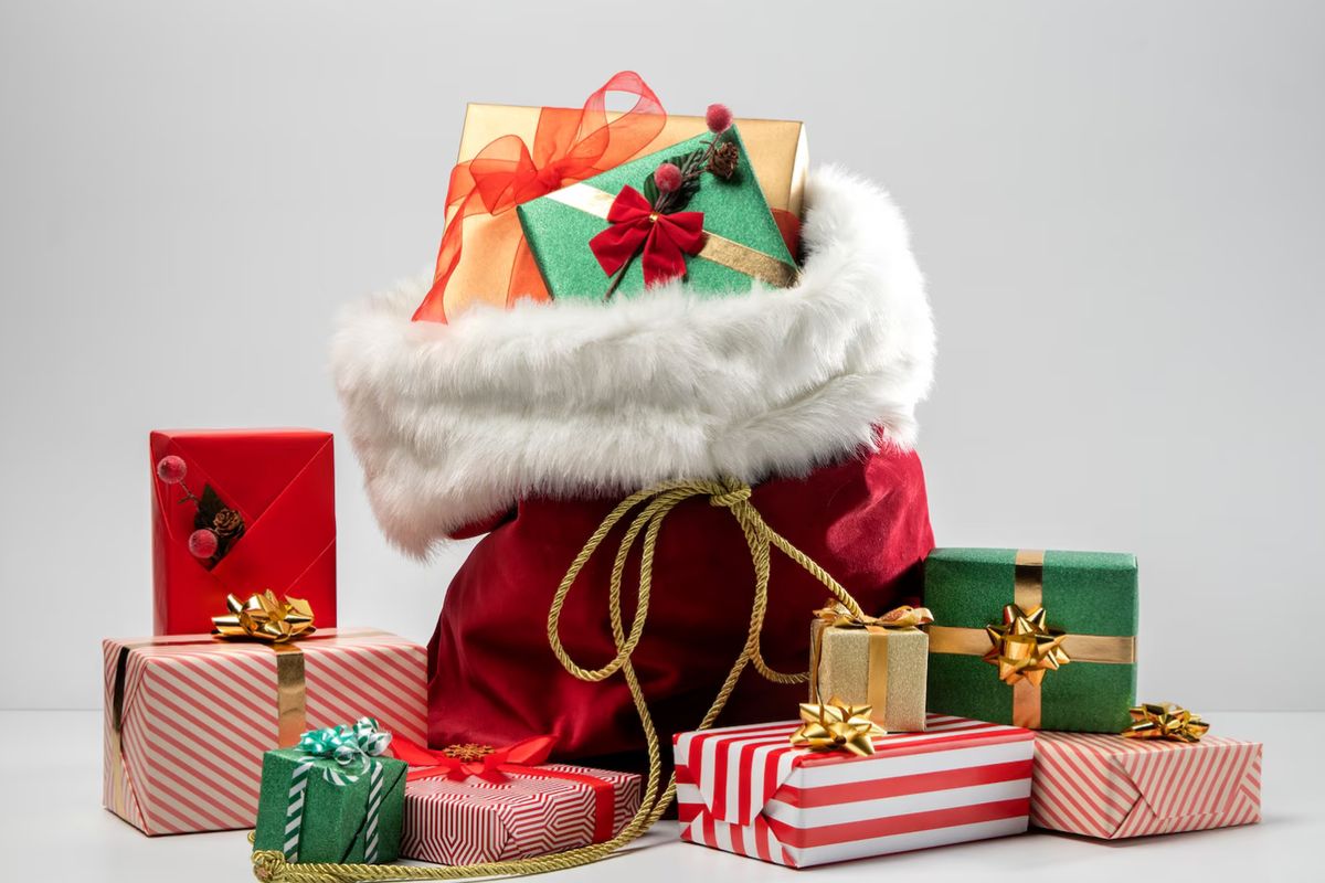 kado Natal, rekomendasi kado Natal, 11 Rekomendasi Kado Natal Bernuansa Christmas, Hangat dan Personal, 1. Ornamen Natal personal, 2. Lilin beraroma khas Natal, 3. Kaos kaki Natal (Christmas stocking), 4. Mug bertema Natal, 5. Selimut atau throw blanket, 6. Cokelat atau kue khas Natal, 7. Pajamas atau baju tidur bertema Natal, 8. Kalender atau dekor akhir tahun, 9. Kartu Natal dengan pesan personal, 10. Hampers Natal sederhana, 11. Lampu hias atau fairy lights