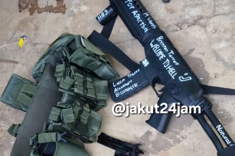 ledakan Kelapa Gading, ledakan di SMA 72 Kelapa Gading, Ledakan di kelapa gading, ledakan di SMAN 72 Jakarta, ledakan di sma 72, ledakan kelapa gading, Ledakan Kelapa Gading, Saksi Sebut Ada Orang Mencurigakan Masuk ke Masjid SMAN 72, Saksi: Ada Orang Mencurigakan Masuk ke Masjid, Lokasi Masjid Berada di Kompleks TNI AL, Brimob dan Polisi Militer Sterilkan Lokasi, Penyelidikan Berlangsung