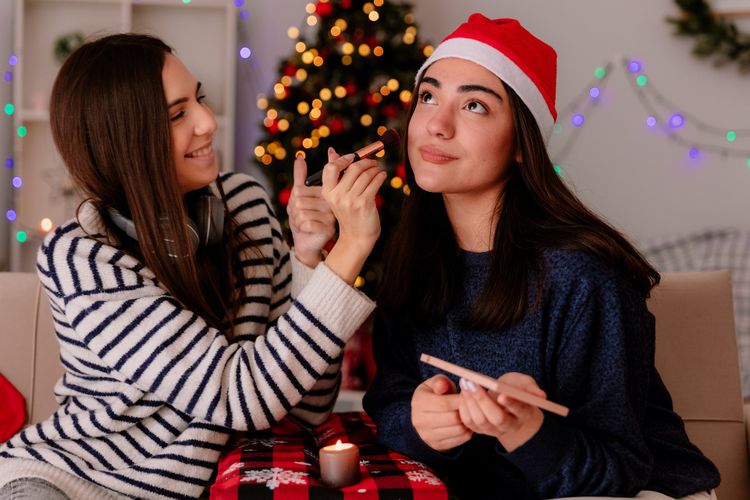 makeup, Natal, Makeup Natal Mudah Luntur? Hindari 8 Kesalahan Ini agar Flawless, 1. Kondisi kulit tidak bersih atau kulit mati menumpuk, 2. Skincare belum menyerap, 3. Menggumpal karena sunscreen belum kering, 4. Urutan skincare yang salah , 5. Terlalu banyak produk, 6. Produk tidak cocok satu sama lain, 7. Terlalu banyak silikon, 8. Lebih aman menggunakan produk satu lini