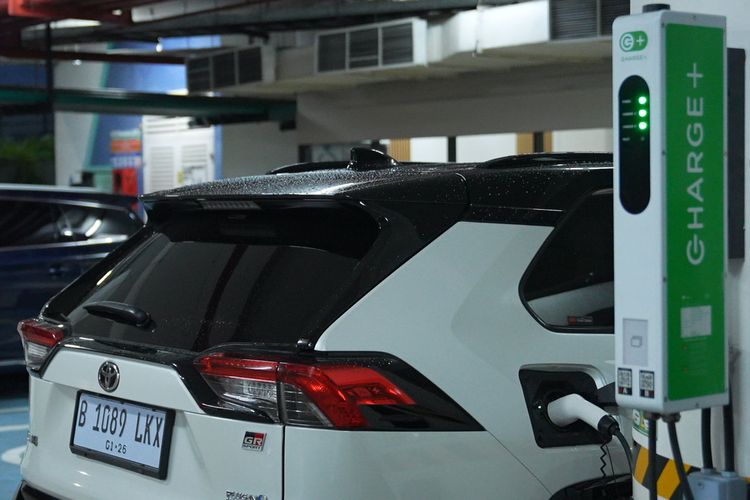 Toyota RAV4 GR Sport PHEV, Innova Zenix HEV, Bedah Teknologi RAV4 GR Sport PHEV: Apa Bedanya dengan Hybrid Biasa?