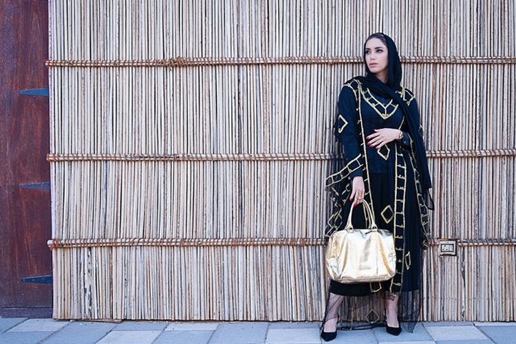 ide outfit hijab, ide outfit idul adha, outfit lebaran idul adha, outfit sholat idul adha, outfit hari raya idul adha, outfit idul adha 2025, outfit idul adha, 10 Inspirasi Outfit Idul Adha 2025 yang Anggun dan Nyaman Seharian, 1. Gamis katun dengan motif lembut, 2. Tunik panjang dan celana kulot, 3. Setelan linen earth tone, 4. Dress layered dengan hijab segi empat, 5. Kaftan modern dengan aksen bordir, 6. Baju kurung klasik yang timeless, 7. Outer kimono dan maxi dress, 8. Set rok plisket dan atasan flowy, 9. Dress knit untuk gaya minimalis, 10. Outfit serba putih untuk nuansa suci