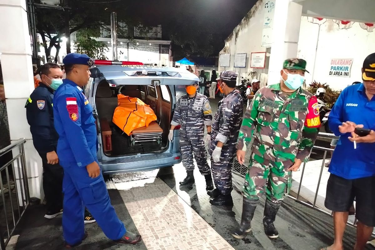 KMP Tunu Pratama Jaya, Banyuwangi, Tunu Pratama Jaya tenggelam di Selat Bali, KMP Tunu Pratama Jaya tenggelam di selat Bali, Korban selamat KMP Tunu Pratama Jaya, korban selamat KMP tunu pratama, Mereka yang Bertahan di Selat Bali Saat KMP Tunu Pratama Jaya Tenggelam, Ada yang Peluk Jasad Sang Ayah, 'Saya rangkul tubuh bapak saat tenggelam dalam ombak', Detik-detik kapal tenggelam, Ditemukan nelayan, Berenang selama berjam-jam, Bagaimana Perkembangan Pencarian?, Bagaimana kronologinya?