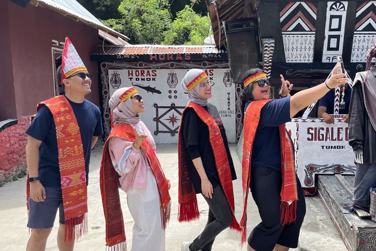 wisata pulau samosir, wisata sekitar danau toba, sigale-gale samosir, ikut tari tortor di sigale-gale, tari tor tor sigale gale, tarian tor tor sigale gale, wisata desa tomok, Harga dan Cara Ikut Menari Tor-tor di Sigale-gale Pulau Samosir