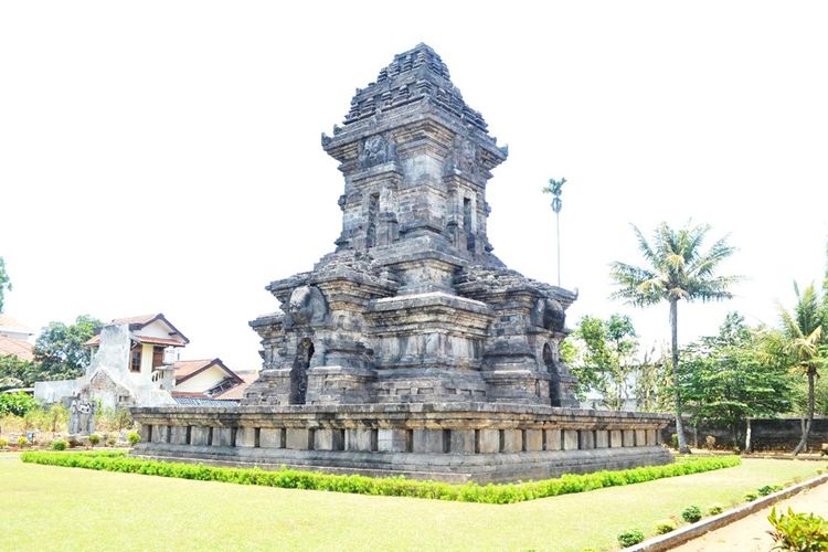 Malang, hidden gem, tempat wisata di Malang, wisata hidden gem di malang, Tersembunyi tapi Memikat: 5 Hidden Gem di Malang yang Wajib Kamu Kunjungi, 1. Candi Singasari, 2. Brakseng Wisata alam Brakseng di Desa Sumberbrantas, Kota Batu, Jawa Timur diprediksi pengunjung yang datang meningkat saat libur Natal 2024 dan Tahun Baru 2025 (Nataru).Brakseng merupakan hamparan perkebunan yang terletak di Desa Sumber Brantas, Kecamatan Bumiaji, Kota Batu, Malang., 3. Sumber Gentong, 4. Gunung Sari Sunset, 5. Coban Pelangi