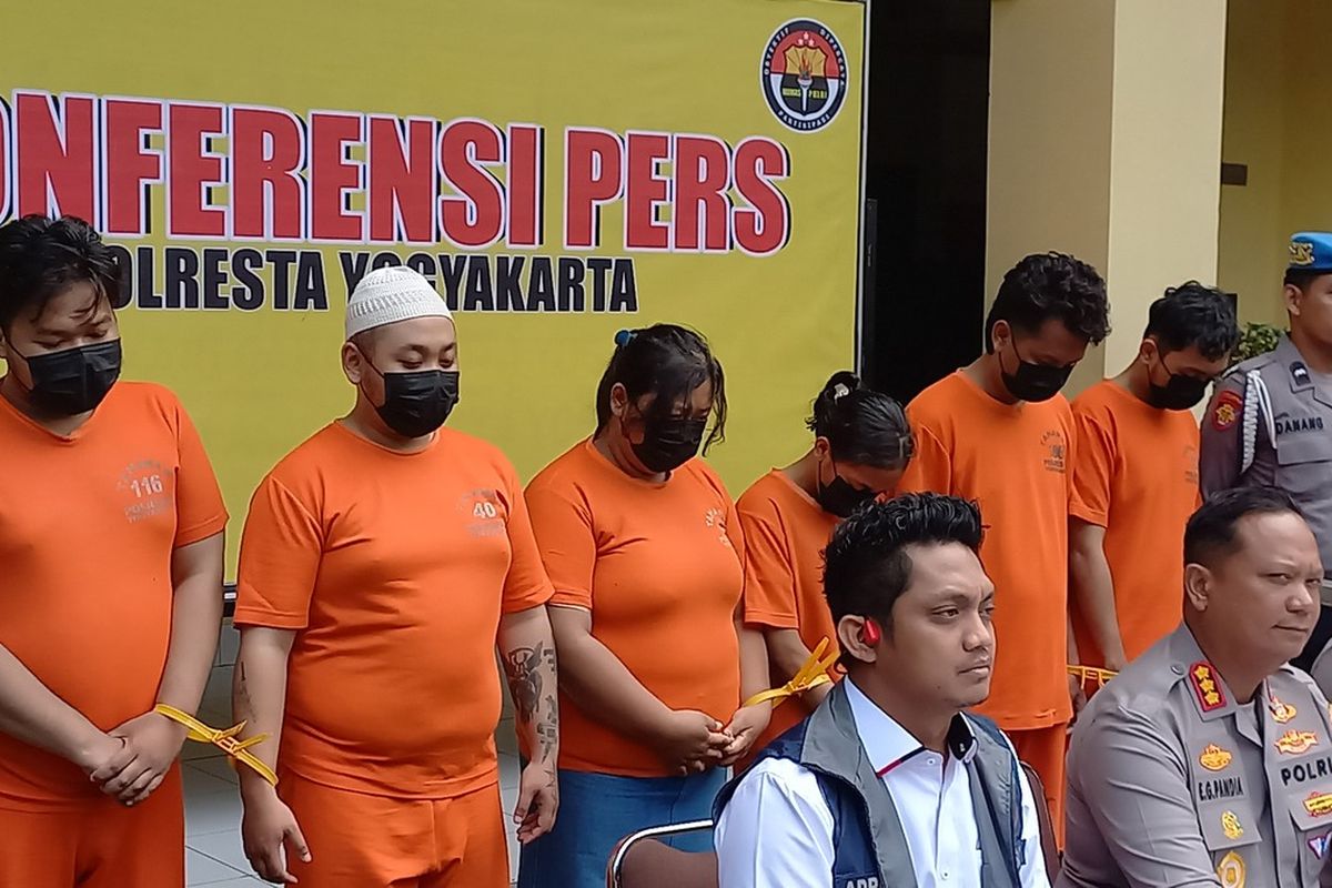 love scamming, Besaran Gaji Pegawai Kantor Love Scamming di Sleman, Gaji Pokok di Atas UMR DIY