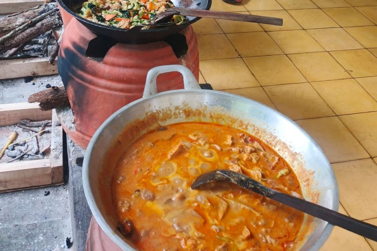 makan, Kuliner di Semarang: Menikmati Menu Tradisional Jawa Langsung dari Tungku