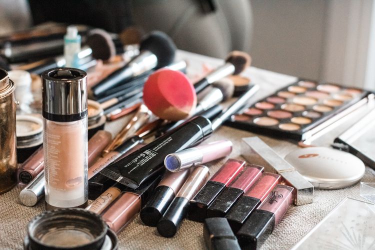 Bubah Alfian, tips makeup, kulit sensitif berjerawat, Jakarta X Beauty 2025, jakarta x beauty 2025, makeup kulit sensitif, makeup untuk kulit sensitif berjerawat, tips makeup untuk kulit sensitif, makeup untuk kulit sensitif, 4 Tips Makeup untuk Kulit Sensitif dan Berjerawat ala Bubah Alfian, 1. Perhatikan kandungan produk, 2. Aplikasikan dengan lembut, 3. Pilih foundation ringan dan tidak terlalu tebal, 4. Dukung dengan suplemen kulit dari dalam