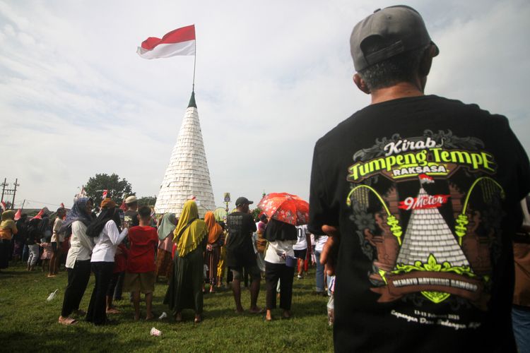 Desa Sedengan Mijen, BERITA FOTO: Tradisi Ruwat Desa Jelang Ramadhan di Sidoarjo, Warga Rebutan Tumpeng Tempe Setinggi 9 Meter