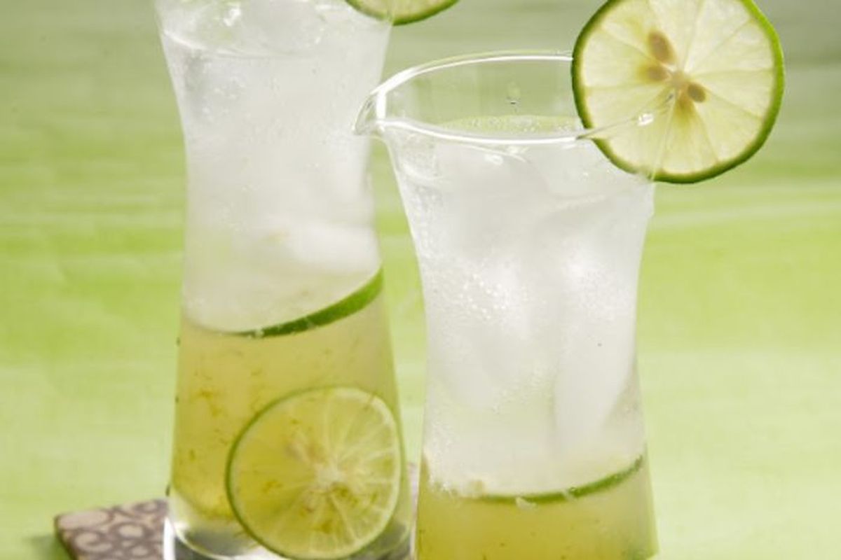 Resep es soda jeruk nipis, es soda jeruk nipis, resep es soda jeruk nipis, ide minuman segar, ide minuman segar dari buah, ide minuman dingin, resep es soda nipis, cara membuat es soda nipis, es soda nipis, Resep Es Soda Jeruk Nipis, Ide Minuman Segar Manis dan Asam