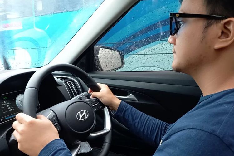 mobil melintir, musim hujan, safety driving, mobil hilang kendali, mobil hilang kendali saat hujan, Kenali Penyebab Mobil Gampang Hilang Kendali Saat Musim Hujan