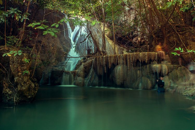 Bali, 6 Tempat Wisata Indonesia yang Pernah Dikunjungi Artis Hollywood dan Tokoh Dunia, 1. Bali (Ubud dan Uluwatu), 2. Pulau Komodo, Nusa Tenggara Timur, 3. Candi Borobudur, Magelang, 4. Taman Nasional Gunung Leuser, Aceh dan Sumatra Utara, 5. Pulau Moyo, Nusa Tenggara Barat, 6. Mentawai, Sumatra Barat