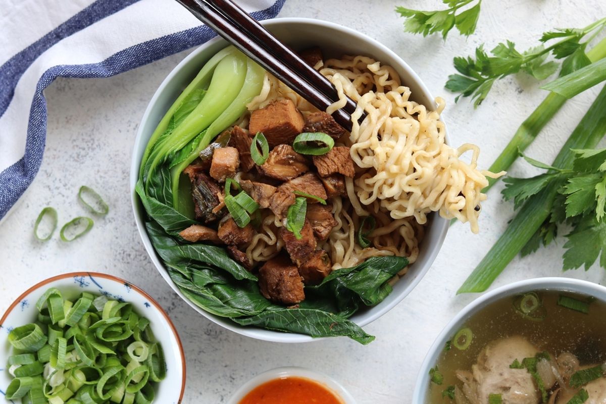 resep minyak mie ayam, minyak mie ayam, minyak mie ayam tahan berapa lama, mie ayam indonesia, cara membuat minyak mie ayam, Cara Bikin Minyak Bumbu Mi Ayam Tanpa Kulit, Modal 2 Bahan, Minyak Bawang: Rahasia Mi Ayam Makin Kaya Rasa, Bahan untuk Minyak Bumbu Mi Ayam, Cara Membuat Minyak Bawang Mi Ayam, Tips Tambahan untuk Hasil Lebih Maksimal