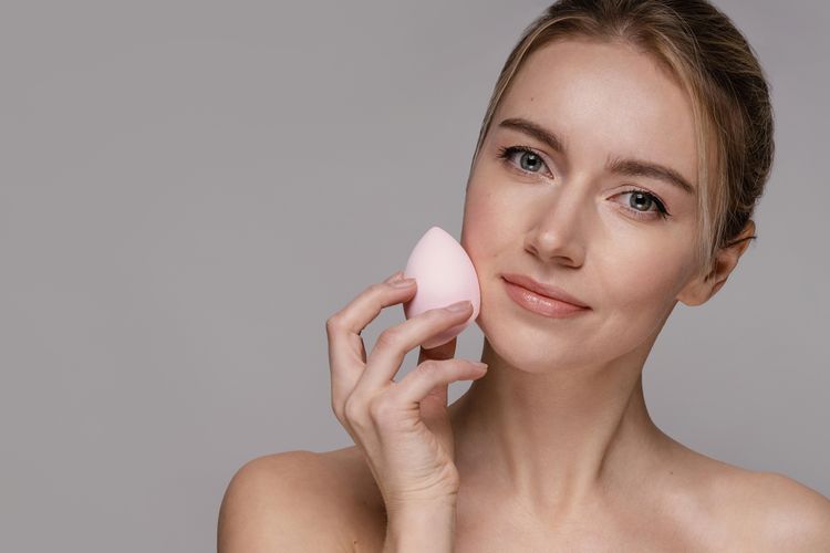 makeup lebaran 2025, makeup dewy look, makeup dewy glow, makeup glowing, tips makeup dewy tahan lama, Tips Makeup Dewy Tahan Lama, Tampil Glowing Saat Lebaran, 1. Eksfoliasi, 2. Perawatan kulit yang menghidrasi, 3. Pilih base yang tepat, 4. Blend dengan hati-hati, 5. Tambahkan glowing bronze, 6. Highlighter di tulang pipi , 7. Pilih blush on warna cerah, 8. Setting spray