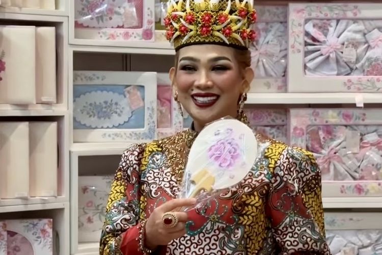 Sarifah Suraidah, 5 Tampilan Glamor dan Anti Mainstream Sarifah Suraidah Istri Gubernur Kaltim, 1. Dress kuning cerah dengan sentuhan etnik, 2. Setelan ungu kotak-kotak dengan aksen floral , 3. Tampil glamor dengan gaun merah syal bulu, 4. Busana bernuansa emas, 5. Gaya modern tradisional dengan mahkota meriah 